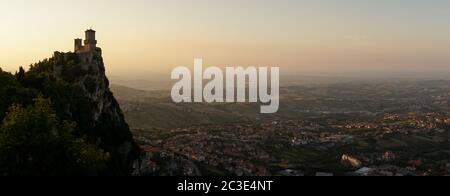 Festung von Guaita aka Guaita Turm in San Marino während des Sonnenuntergangs. Stockfoto