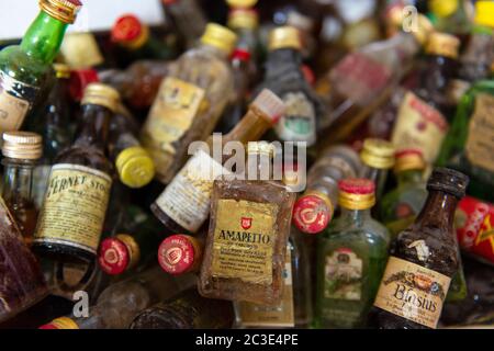 2019-08-14, Gubbio, Italien. Alte Weinflaschen auf dem lokalen Flohmarkt. Antiquitätengeschäft in Italien Stockfoto