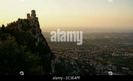 Festung von Guaita aka Guaita Turm in San Marino während des Sonnenuntergangs. Stockfoto