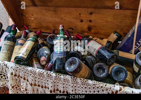 2019-08-14, Gubbio, Italien. Kofferraum mit alten Weinflaschen auf dem lokalen Flohmarkt. Antiquitätengeschäft in Italien Stockfoto