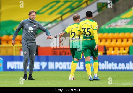 Southampton-Manager Ralph Hasenhuttl (links) schüttelt sich nach dem Premier League-Spiel in der Carrow Road, Norwich, die Hände mit Ondrej Duda und Adam Idah (rechts). Stockfoto