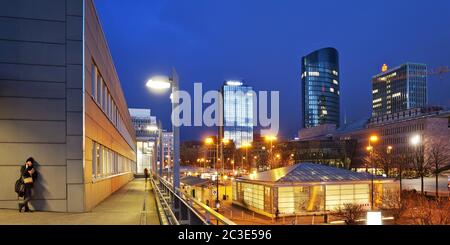 Hauptbahnhof mit Blick auf die Innenstadt mit RWE-Turm, Dortmund, Deutschland, Europa Stockfoto