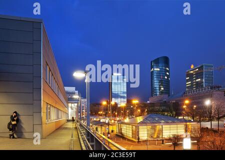 Hauptbahnhof mit Blick auf die Innenstadt mit RWE-Turm, Dortmund, Deutschland, Europa Stockfoto
