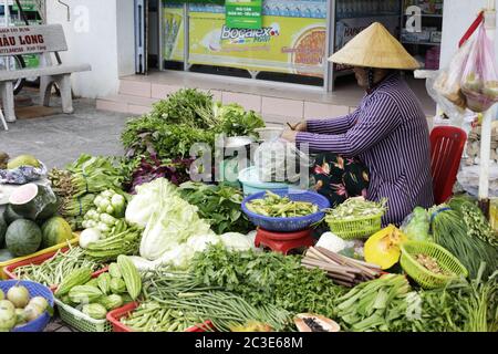 Frau verkauft Gemüse auf der Straße in Phu Quoc, Vietnam Stockfoto