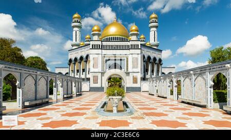 Der Zugangshof zum Frauenabschnitt des Jame' ASR Hassanil Bolkiah Moschee in Brunei Darussalam Stockfoto