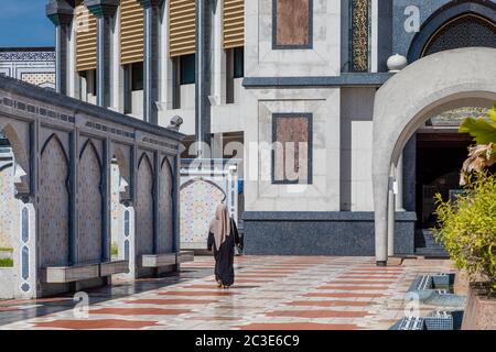 Eine muslimische Frau mit Hijab im Frauenhof von Die Jame' ASR Hassanil Bolkiah Moschee in Brunei Darussalam Stockfoto