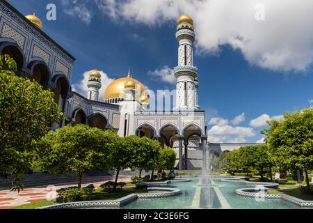 Gärten und Brunnen der Jame' ASR Hassanil Bolkiah Moschee In Brunei Darussalam Stockfoto