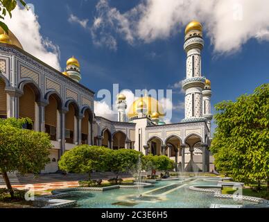 Gärten und Brunnen der Jame' ASR Hassanil Bolkiah Moschee In Brunei Darussalam Stockfoto