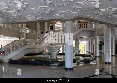 Treppe zum Gebetsraum im Jame' ASR Hassanil Bolkiah Moschee in Brunei Darussalam Stockfoto