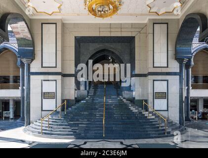 Treppe zur Jame' ASR Hassanil Bolkiah Moschee in Brunei Darussalam Stockfoto