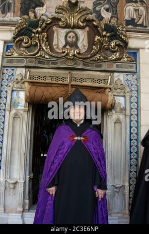 Erzbischof Aris Shirvanian nach dem Gottesdienst am Sonntagmorgen im Kloster St. James im Armenischen Viertel in der Altstadt von Jerusalem Stockfoto