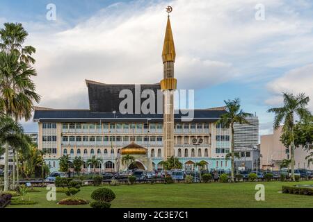 Abteilung für Islamische Angelegenheiten in Bandar Seri Begawan, Brunei Darussalam (malaiisch: Jabatan Hal Ehwal Syariah), ebenfalls zuständig für das Scharia-Gesetz Stockfoto