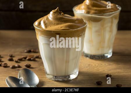 Hausgemachter, geschlagener Dalgona Kaffee mit Eismilch Stockfoto