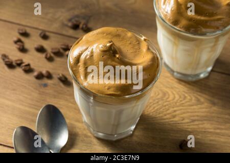 Hausgemachter, geschlagener Dalgona Kaffee mit Eismilch Stockfoto