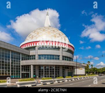 Das Royal Regalia Museum (malaiisch: Muzium Arat Kebesaran Diraja) beherbergt vor allem die Regalia des Sultans und der Königsfamilie in Bandar Seri Begawan, Brunei Stockfoto