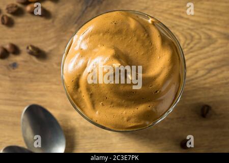 Hausgemachter, geschlagener Dalgona Kaffee mit Eismilch Stockfoto