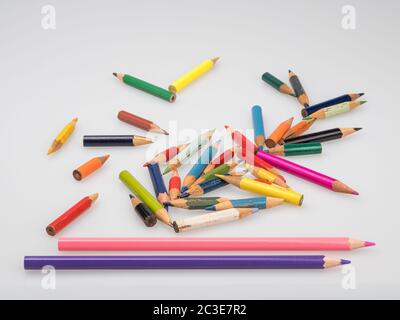 Buntstifte. Kurze und lange geschärfte Bleistifte. Weißer Hintergrund. Schreibwaren zum Zeichnen. Stockfoto
