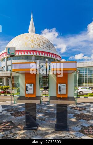 Telefonzellen von TELBRU (Telekom Brunei) vor dem Royal Regalia Museum (malaiisch: Muzium Arat Kebesaran Diraja) in Bandar Seri Begawan, Brunei Stockfoto