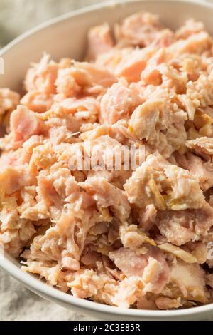 Bio-Dosen-Thunfisch aus Albacore in einer Schüssel Stockfoto