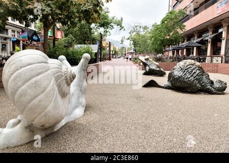 Skurrile öffentliche Kunst schmückt das historische Einkaufs- und Restaurantviertel in Boulder, Colorado. Stockfoto