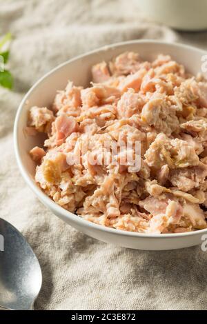 Bio-Dosen-Thunfisch aus Albacore in einer Schüssel Stockfoto