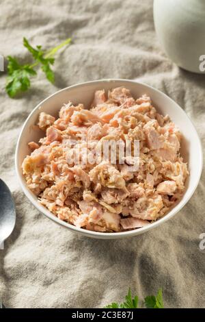 Bio-Dosen-Thunfisch aus Albacore in einer Schüssel Stockfoto