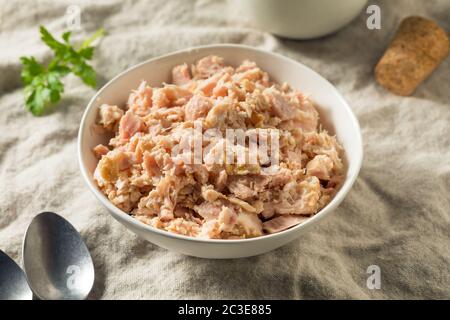 Bio-Dosen-Thunfisch aus Albacore in einer Schüssel Stockfoto