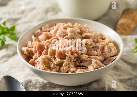 Bio-Dosen-Thunfisch aus Albacore in einer Schüssel Stockfoto