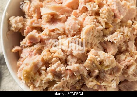 Bio-Dosen-Thunfisch aus Albacore in einer Schüssel Stockfoto