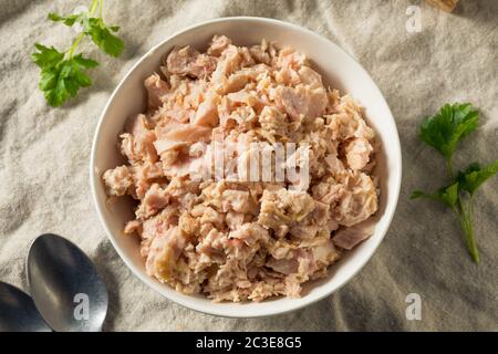 Bio-Dosen-Thunfisch aus Albacore in einer Schüssel Stockfoto