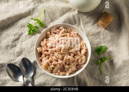 Bio-Dosen-Thunfisch aus Albacore in einer Schüssel Stockfoto