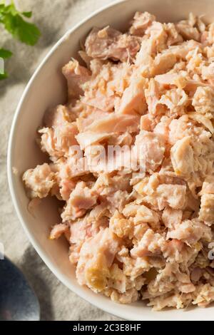 Bio-Dosen-Thunfisch aus Albacore in einer Schüssel Stockfoto