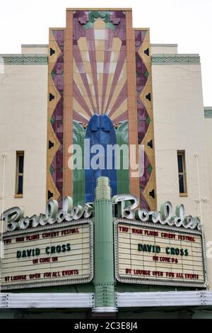 Festzelt im Boulder Theater im historischen Einkaufs- und Restaurantviertel der Innenstadt in der Nähe der Pearl Street Mall in Boulder, Colorado. Stockfoto