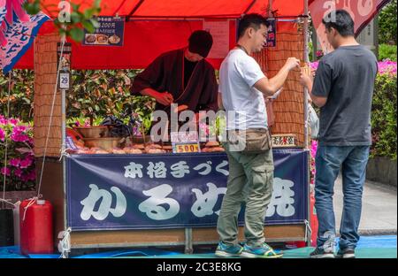 Besucher am Imbissstand im Sensoji Tempel, Tokio, Japan Stockfoto