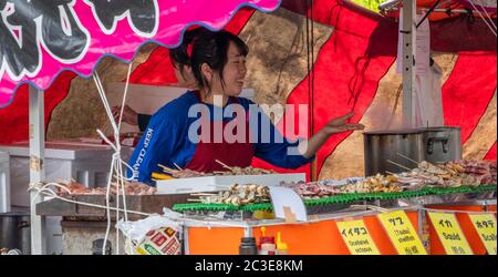 Besucher am Imbissstand im Sensoji Tempel, Tokio, Japan Stockfoto