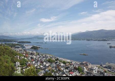 Die Vogelperspektive auf Alesund Hafenstadt an der Westküste Norwegens Stockfoto