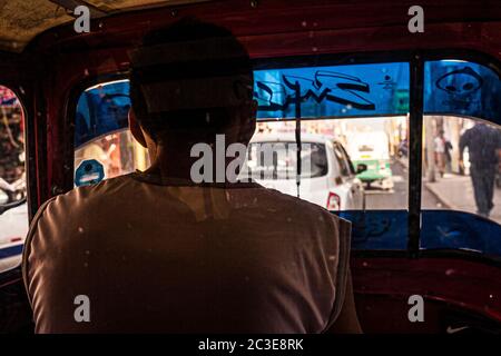 Tuk Tuk Fahrer vom Rücksitz aus gesehen. Ica, Region Ica, Peru. Stockfoto