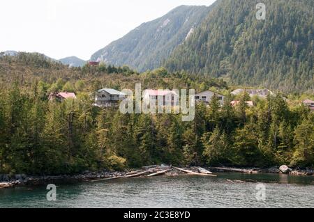 Häuser in der Kitasoo Xai'xais First Nation Gemeinschaft von Klemtu, im Great Bear Regenwald, an der Nordküste von British Columbia, Kanada. Stockfoto