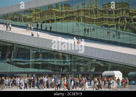 Das Opernhaus Oslo (Operahuset) ist die Heimat der norwegischen Nationaloper und des Balletts. Stockfoto