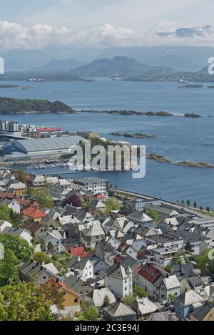 Die Vogelperspektive auf Alesund Hafenstadt an der Westküste Norwegens Stockfoto