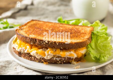 Hausgemachtes Toasted Thunfisch-Melt-Sandwich mit Käse Stockfoto
