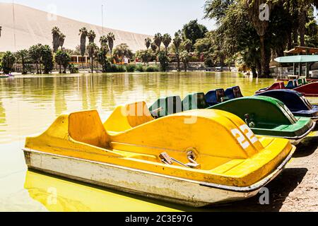 Tretboote auf der Lagune der Oase Huacachina. ICA, Abteilung von Ica, Peru. Stockfoto