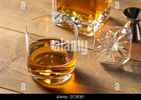 Alkohol alkoholischer Whiskey ordentlich in einem Felsen Glas Stockfoto