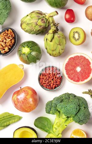Veganes Essen, Top-Schuss frisches Obst, Gemüse, Pasta, Hülsenfrüchte und Pilze, eine Wohnung lag auf weißem Grund Stockfoto