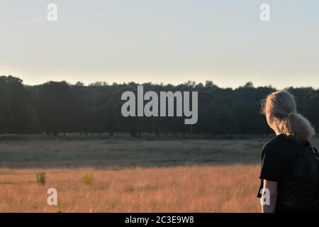 Junger Mann mit Rucksack und Blick auf die Aussicht Stockfoto
