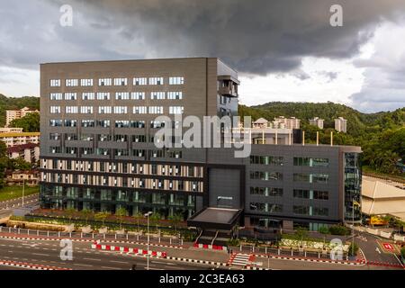 Bandar Seri Begawan, Brunei: Bürogebäude an der Kianggeh Road; Ende 2018 nicht belegt. Stockfoto