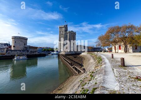 Saint Nicolas Turm und der Kettenturm im alten Hafen von La Rochelle, Nouvelle-Aquitaine, Frankreich Stockfoto