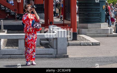 Weibliche Touristen mit gemieteten Kimono am Sensoji Temple Ground, Tokyo, Japan. Stockfoto