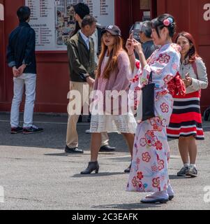 Weibliche Touristen mit gemieteten Kimono am Sensoji Temple Ground, Tokyo, Japan. Stockfoto