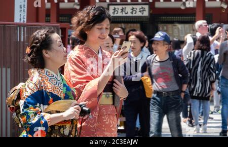 Weibliche Touristen mit gemieteten Kimono am Sensoji Temple Ground, Tokyo, Japan. Stockfoto